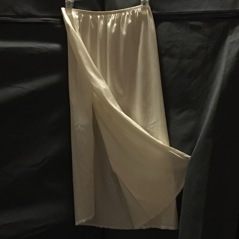 Vanity Fair Neutral Slip w/ Slit M 29” Long New